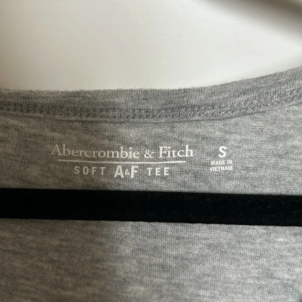 Abercrombie & Fitch V Neck TShirt - Grey - Size S